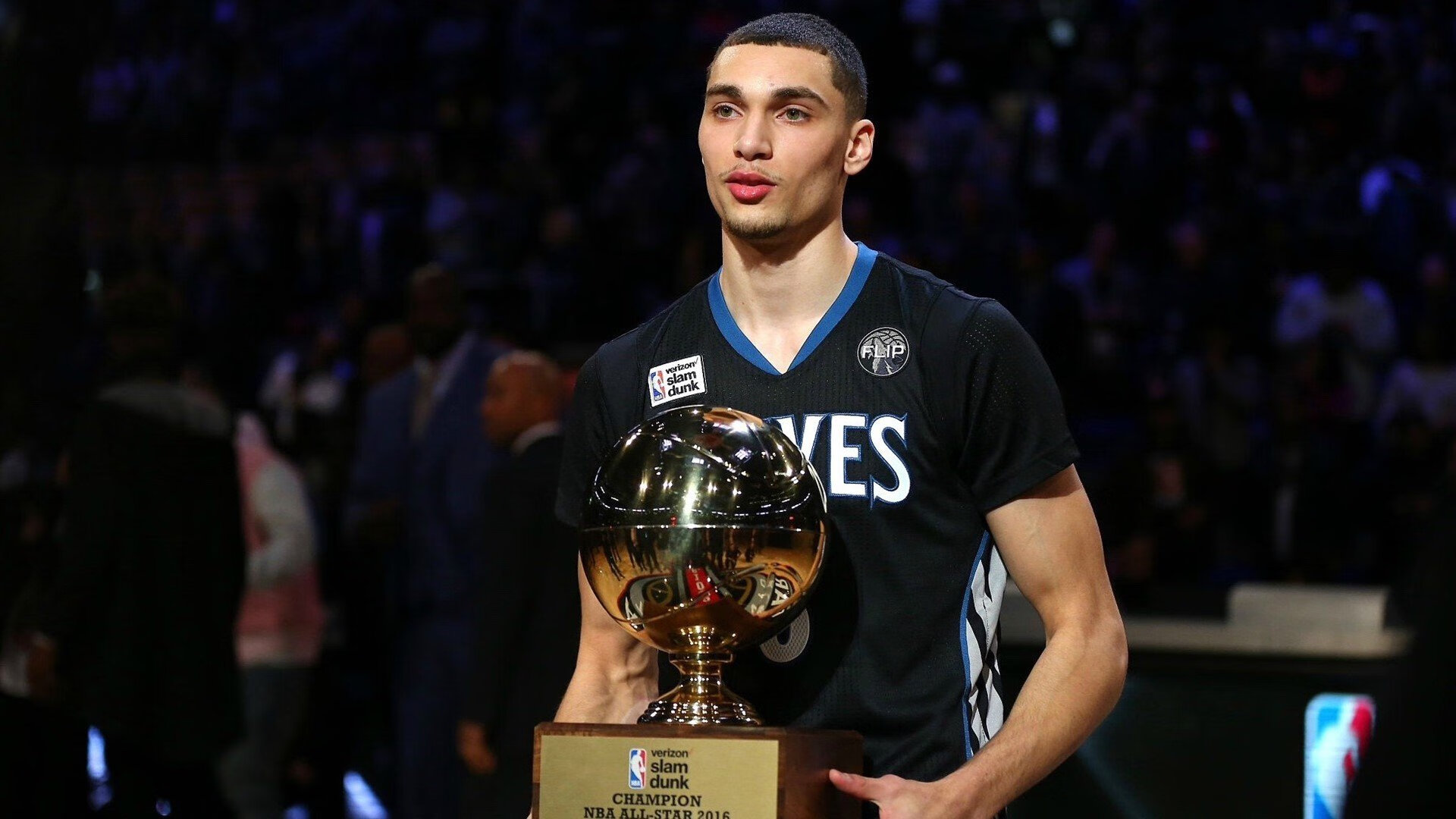 C罗跨界老鹰队比赛，足球之神时刻引爆全场高呼MVP